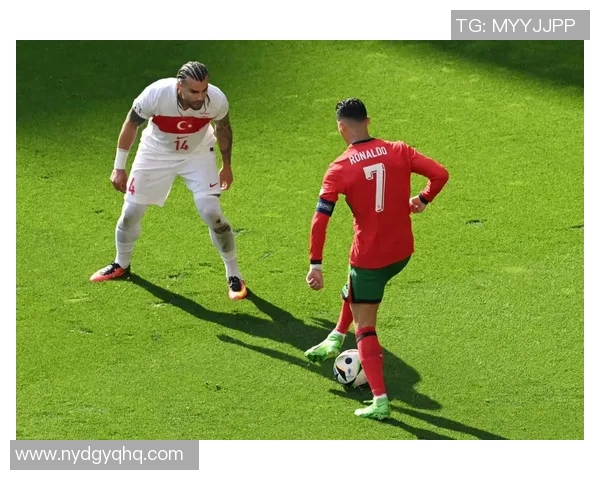 C罗与足球明星的亲密互动揭示了他们背后的友谊与合作精神 C罗与足球明星的亲密互动揭示了他们背后的友谊与合作精神