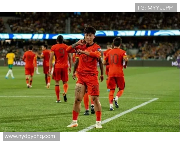 足球明星意外受伤瞬间曝光引发球迷热议与关注