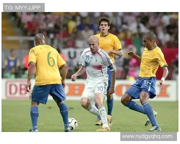 巴西足球明星全队签名足球珍品展现足球文化魅力