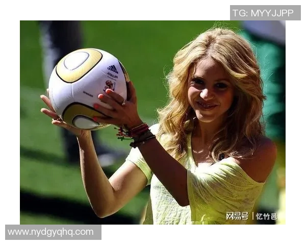 时尚与运动的完美结合足球明星图案拖鞋让你在夏日尽显个性魅力